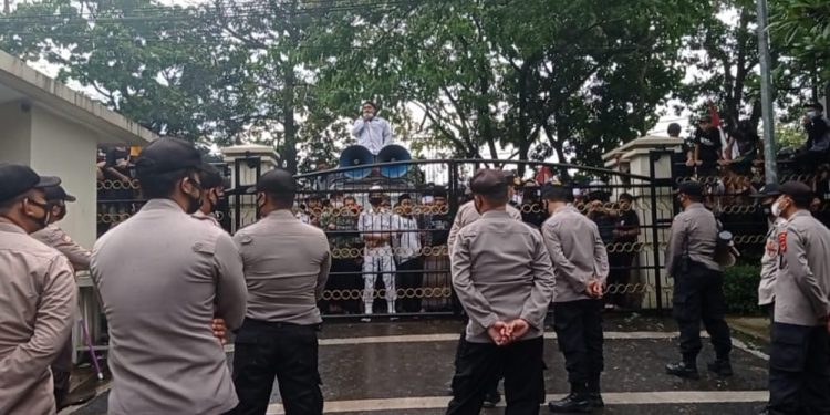 Simpatisan Datangi Gedung DPRD, Minta Habib Rizieq Dibebaskan