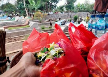 Idul Adha, Penjual Bunga Tabur di Pemakaman Sepi Pembeli
