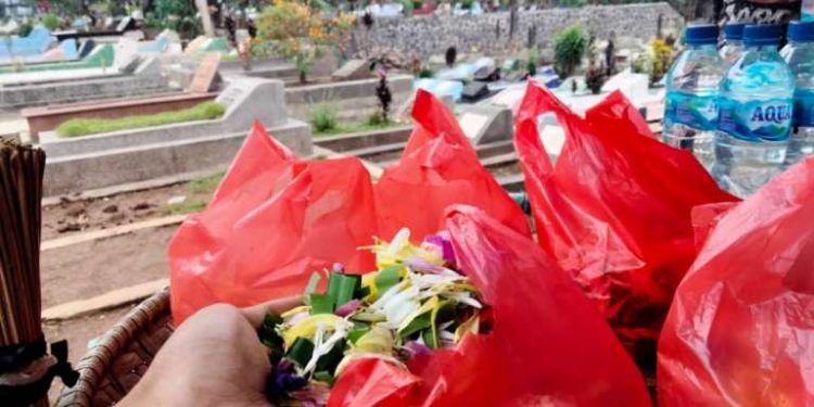 Idul Adha, Penjual Bunga Tabur di Pemakaman Sepi Pembeli