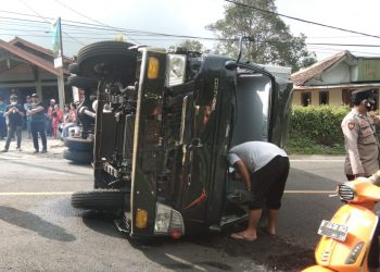 Truk Pengangkut Beras Bansos Terguling di Ciloto