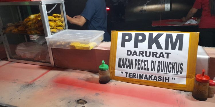 Makan Pecel Dibungkus, Kalau Engga Kena Sidak Satpol-PP