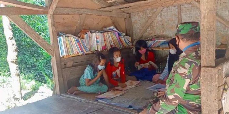 Kodim 0608 Bangun Saung Belajar Untuk Anak-anak di Desa Ciandam