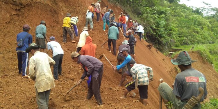 Sebanyak 20 Orang Tertimpa Longsor di Takokak Saat Kerja Bakti
