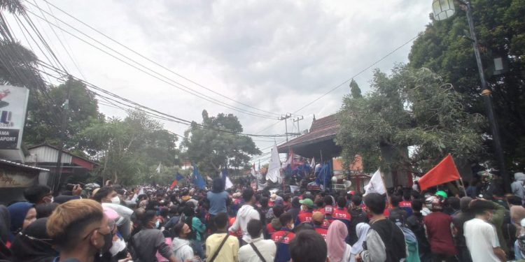Tuntut Kenaikan UMK, 15 Ribu Buruh di Cianjur Lakukan Aksi Unjuk Rasa