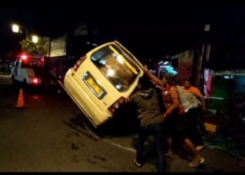 Kecelakaan Tunggal, Mobil Seruduk Trotoar Hingga Terpental