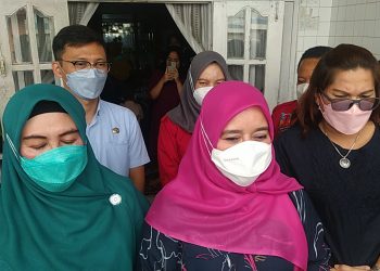 Istri Wakil Gubernur Jawa Barat Menyambangi Rumah Duka Sarah Korban Penganiayaan Di Cianjur