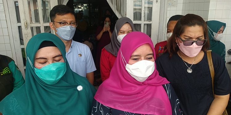 Istri Wakil Gubernur Jawa Barat Menyambangi Rumah Duka Sarah Korban Penganiayaan Di Cianjur