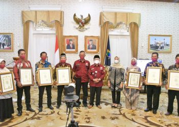 Bupati Cianjur Menyerahkan Piagam Kepada 7  Predikat Desa Sadar Hukum