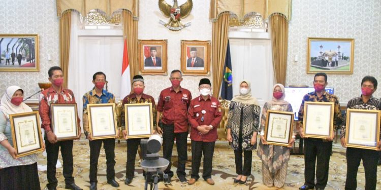 Bupati Cianjur Menyerahkan Piagam Kepada 7  Predikat Desa Sadar Hukum