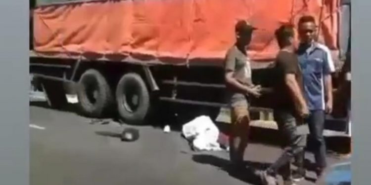 Pengendara Motor Terlindas Truck Besar Di Jalur ‘Tengkorak’ Gekbrong Cianjur – Sukabumi