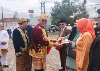 Ratusan ASN Kemenag Pakai Baju Adat Terima Satya Lencana Karya Satya