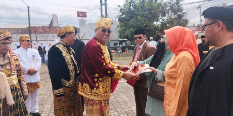 Ratusan ASN Kemenag Pakai Baju Adat Terima Satya Lencana Karya Satya
