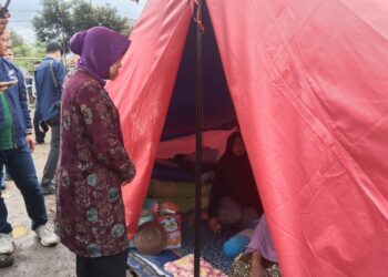 Mensos Kunjungi Pengungsi, Harap Mandiri dan Bangkit Pasca Gempa