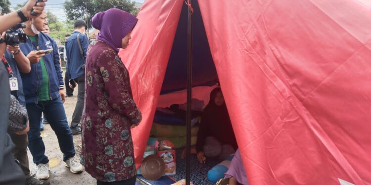 Mensos Kunjungi Pengungsi, Harap Mandiri dan Bangkit Pasca Gempa