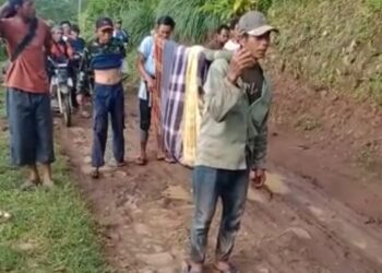 Akses Jalan Tak Layak, Warga Naringgul Tandu Jenazah
