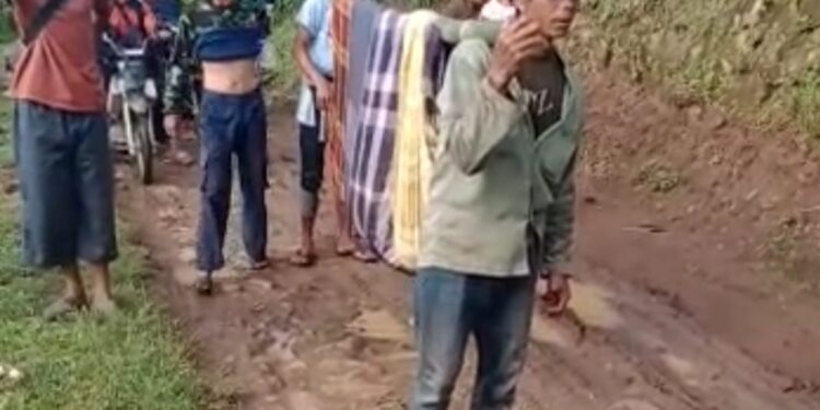 Akses Jalan Tak Layak, Warga Naringgul Tandu Jenazah