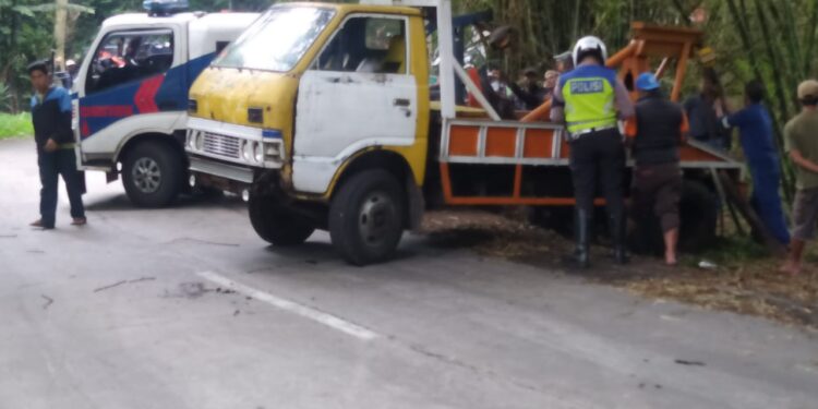 Diduga Rem Macet, Mobil di Sukaresmi Masuk Jurang