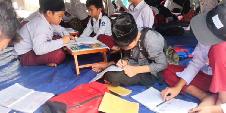 Pembelajaran Penuh Sesak, SDN Kembang Manis 3 Butuh Tambahan Tenda