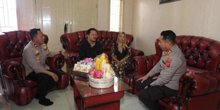 Wujud Kepedulian, Kapolres Cianjur Jenguk Personil Yang Sakit