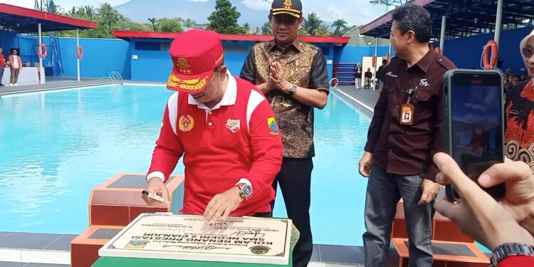 Resmikan Kolam Renang Milik Sekolah Pertama di Jabar, Bupati Cianjur : Saya Sangat Bangga