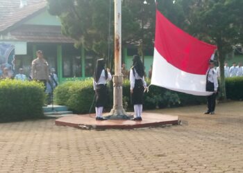 Upacara Bendera Rutin, Sat Binmas Polres Cianjur Berikan Pembinaan Kepada Pelajar SMKN 2 Cilaku