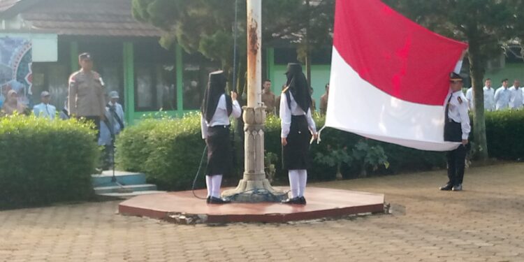 Upacara Bendera Rutin, Sat Binmas Polres Cianjur Berikan Pembinaan Kepada Pelajar SMKN 2 Cilaku
