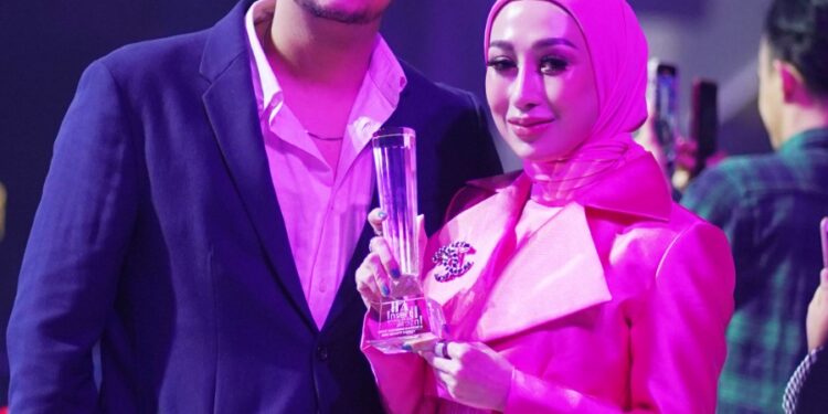 Luar Biasa! Owner Glafidsya Aesthetic Clinic, sabet Tropi Penghargaan Insert Fashion Award 2023