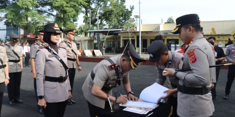 Kapolres Cianjur Pimpin Upacara Sertijab Wakapolres dan Sejumlah Pejabat Utama serta Kapolsek Jajaran