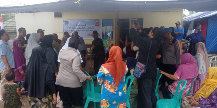 Jum’at Berbagi, Polres Cianjur Bersama PWI Kabupaten Cianjur Menggelar Bakti Sosial Kepada Masyarakat Korban Bencana Gempa Bumi