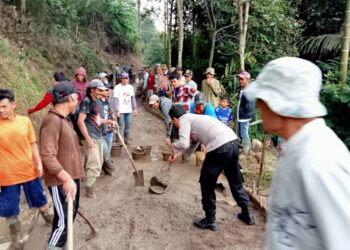 Bhabinkamtibmas Polsek Campaka Monitoring Anggaran DD di Sukasirna Cianjur, Untuk Mensuksekan Pembangunan Infrastruktur