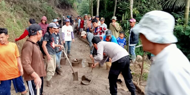 Bhabinkamtibmas Polsek Campaka Monitoring Anggaran DD di Sukasirna Cianjur, Untuk Mensuksekan Pembangunan Infrastruktur