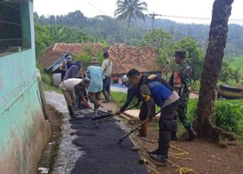 Wujud Kepedulian, Bhabinkamtibmas Polsek Cilaku Bantu Warga Perbaiki Jalan