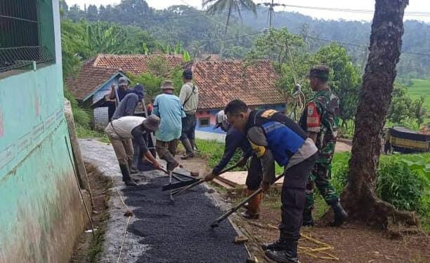 Wujud Kepedulian, Bhabinkamtibmas Polsek Cilaku Bantu Warga Perbaiki Jalan