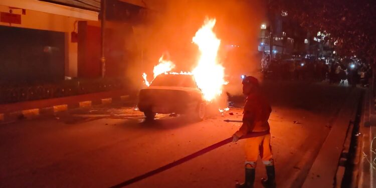 Sebuah Mobil Sedan di Cianjur Hangus Terbakar