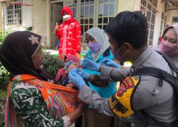Bhabinkamtibmas Polsek Mande melaksanakan Pendampingan Dalam Pemberian Tetes Polio