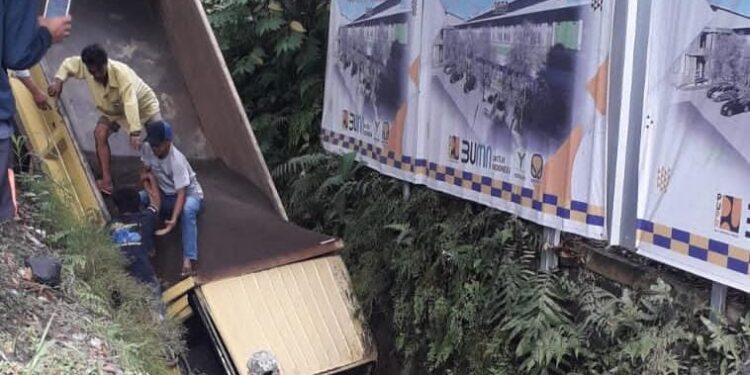 Rem Blong, Truk Pembawa Pasir Nyemplung Parit