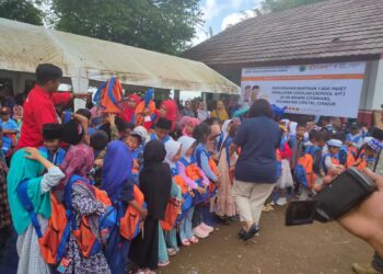 Tas Siaga Bencana Diberikan PMI Cianjur ke 1.000 Siswa SD