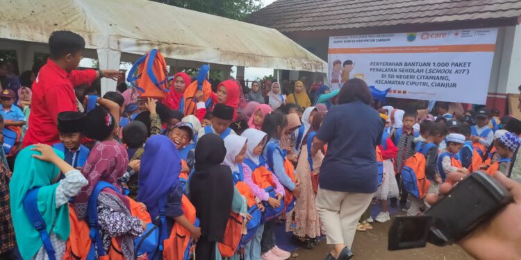 Tas Siaga Bencana Diberikan PMI Cianjur ke 1.000 Siswa SD