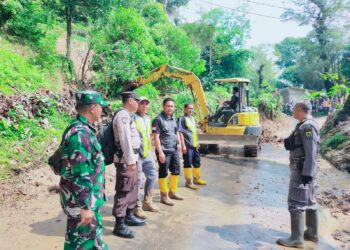 Jalan Menuju Cianjur Selatan Tertutup Longsoran Tanah, Sistem Buka Tutup Diberlakukan
