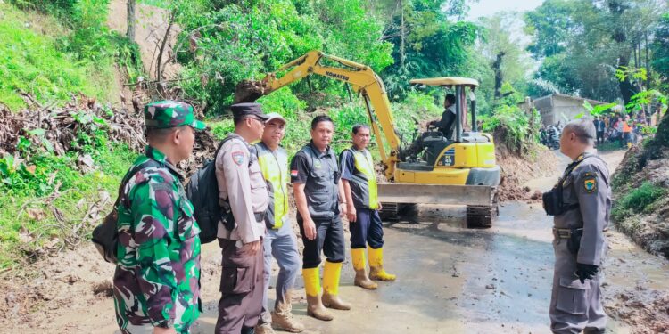 Jalan Menuju Cianjur Selatan Tertutup Longsoran Tanah, Sistem Buka Tutup Diberlakukan
