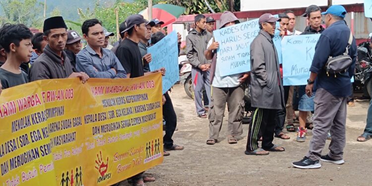 Didemo Warga Mundur, Kades Campakamulya Buat Surat Pengunduran Diri