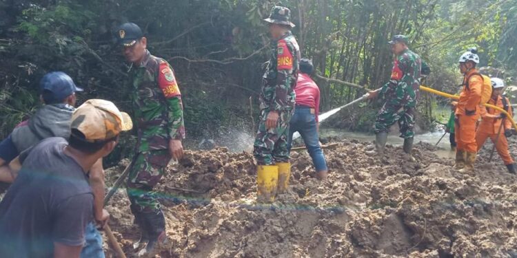 Petani Tertimbun Longsor Belum Ditemukan, Petugas Semprot Lumpur Sungai Sekitar.