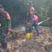 Petani Tertimbun Longsor Belum Ditemukan, Petugas Semprot Lumpur Sungai Sekitar.