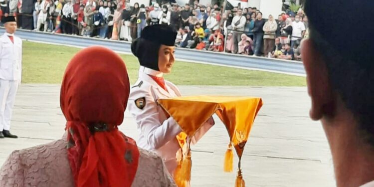 Siswa SMAN 1 Cianjur Bikin Bangga, Jadi Pembawa Baki Upacara HUT RI