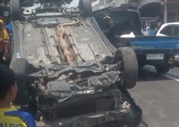 Hilang Konsentrasi, Mobil Tabrak Pagar Hingga Terbalik di Cilaku