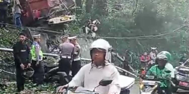 Truk Tabrak Pembatas Jalan di Cugenang, Sopir Meninggal 