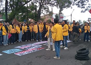 Puluhan Mahasiswa Tolak RUU TNI, DPRD Didemo