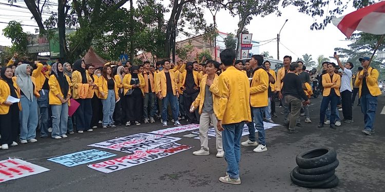 Puluhan Mahasiswa Tolak RUU TNI, DPRD Didemo