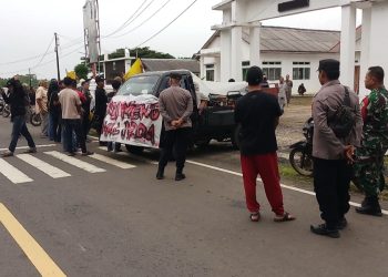 Warga Mekarsari Geruduk Kantor Desa: “Kami Cuma Mau Jawaban yang Jelas, Pak Kades!