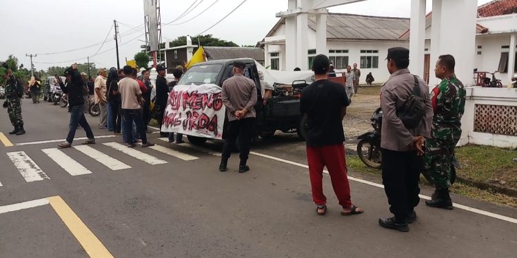 Warga Mekarsari Geruduk Kantor Desa: “Kami Cuma Mau Jawaban yang Jelas, Pak Kades!